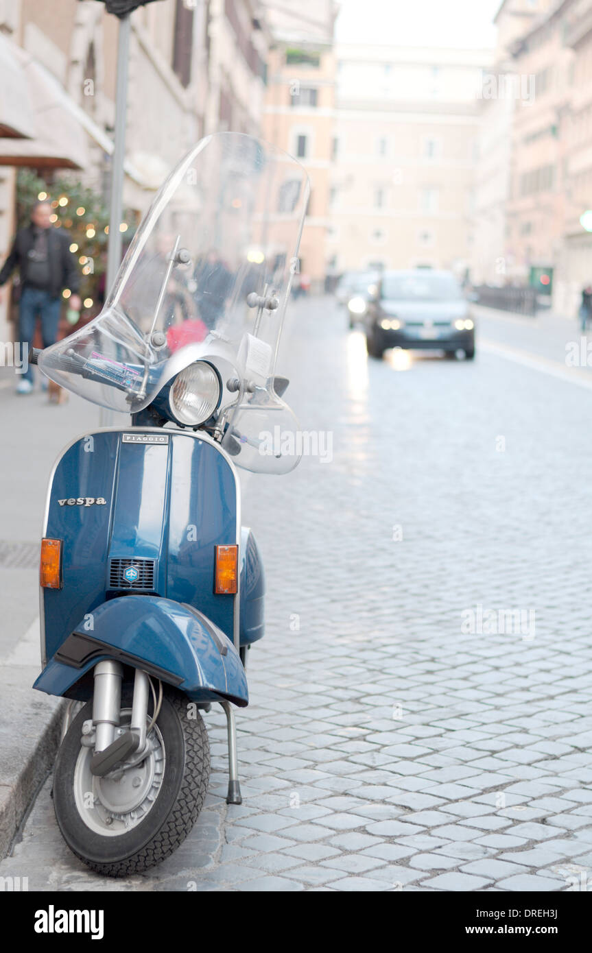 Italiano autentico Piaggio Vespa PX scooter parcheggiati in nessuna zona di parcheggio, con i biglietti per il parcheggio. Foto Stock