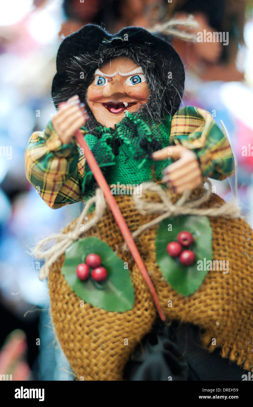 La Befana bambola strega close-up, shallow DOF, piazza Navona mercatino di Natale, Roma, Italia. Foto Stock