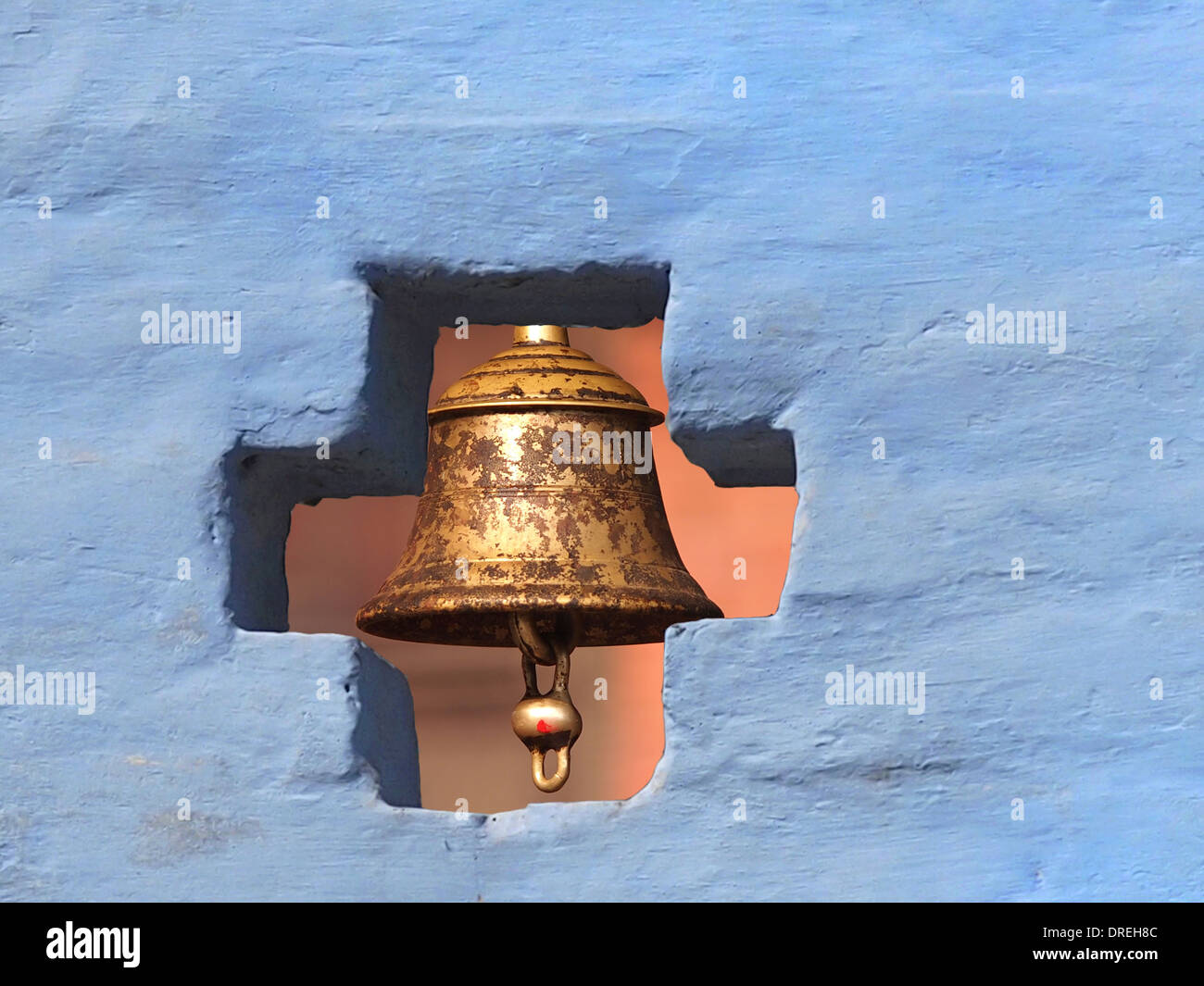Vista sulla vecchia campana throe foro nel muro di mattoni Foto Stock
