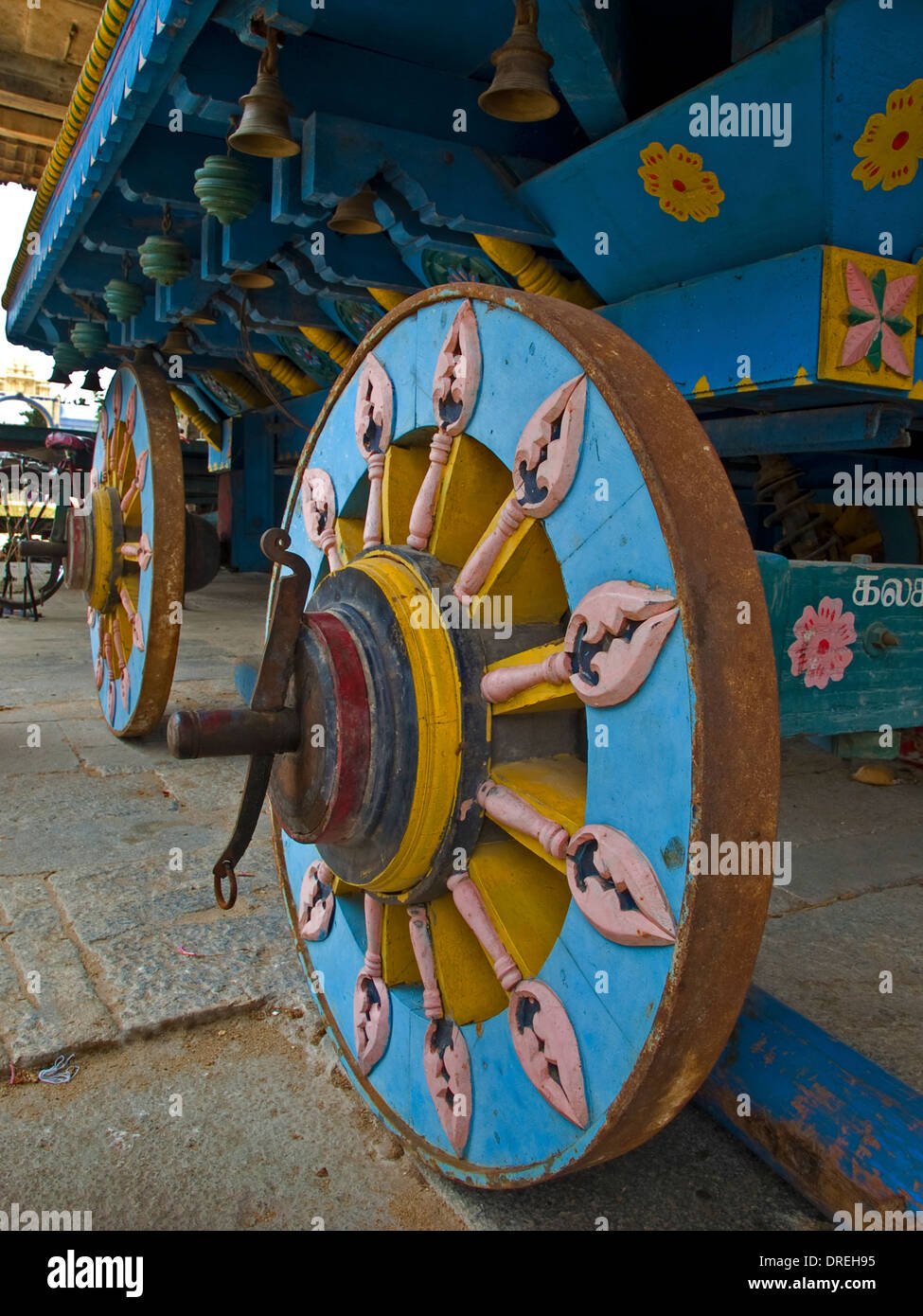 La ruota di un carro del tempio in piedi in un angolo di un cortile del tempio in attesa del prossimo festival Foto Stock