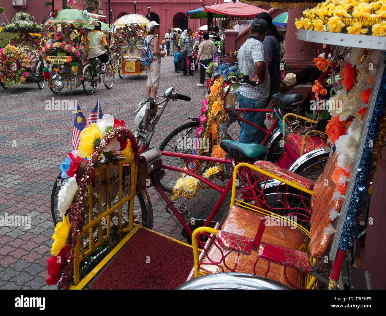 Vivacemente decorate ciclo-rickshaws attendere per portare i turisti intorno alla piazza olandese area di Melaka, Malaysia Foto Stock