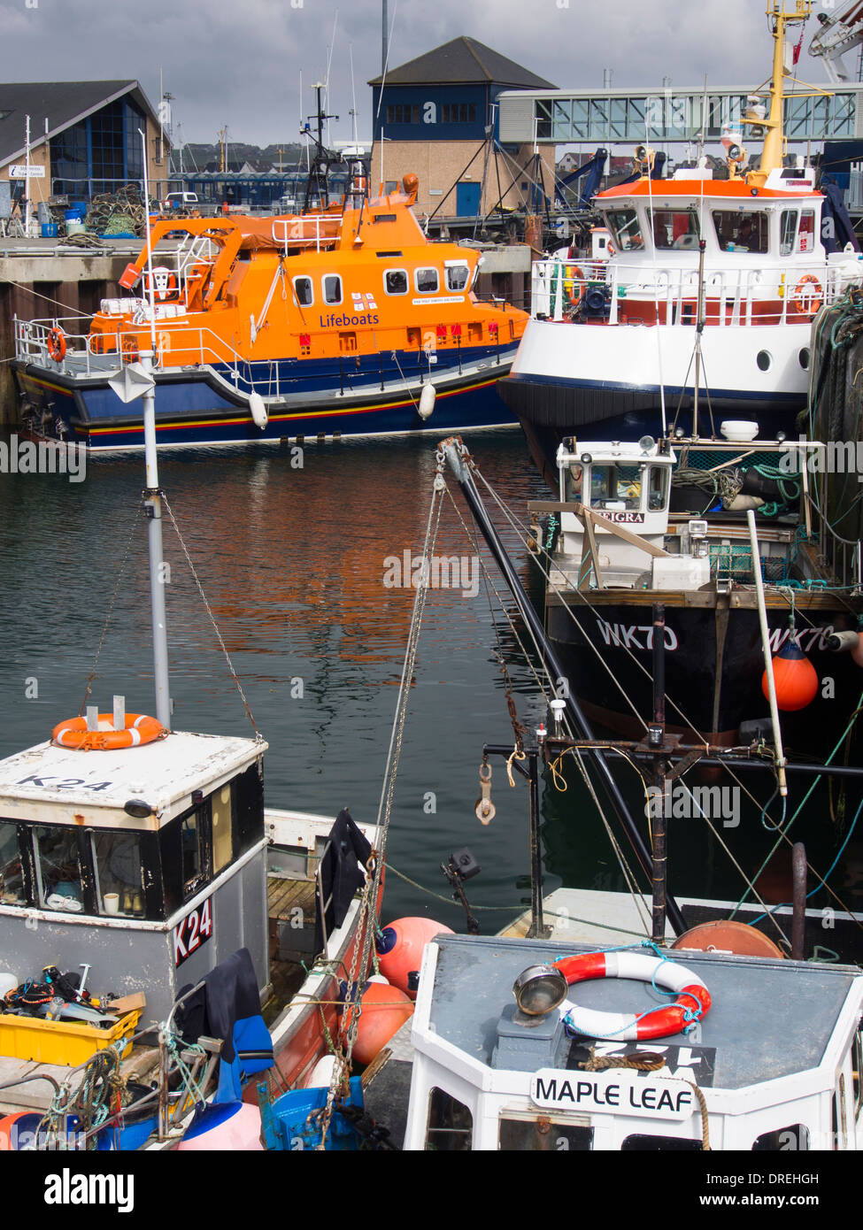 La Scozia, isole Orcadi, Orkney continentale. Una varietà di mare imbarcazioni ormeggiate nel porto di Stromness sulla terraferma Orkney. Foto Stock