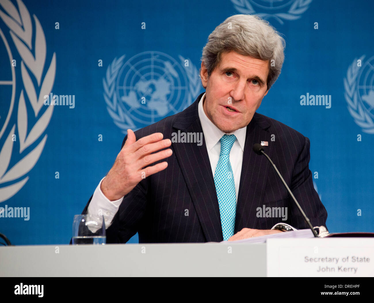 Il Segretario di Stato americano John Kerry indirizzi reporters presso il vicino di Ginevra II conferenza sulla Siria Gennaio 22, 2014 a Montreux in Svizzera. Foto Stock