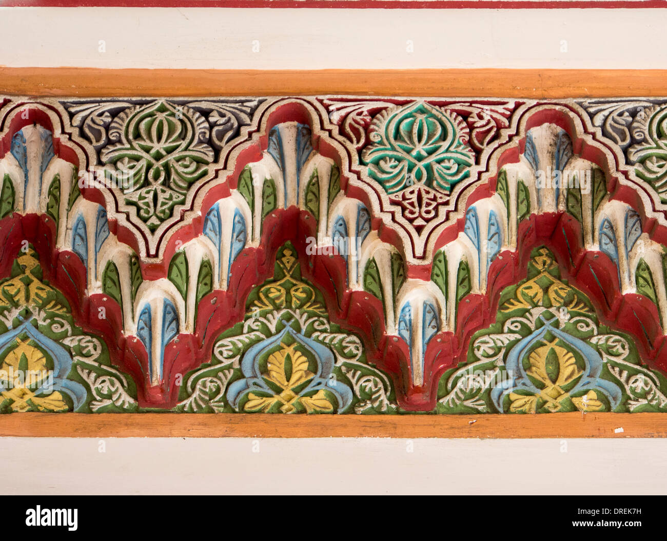 Una banda di intagliato e gesso dipinto adorna la facciata di un edificio in Tangeri Foto Stock