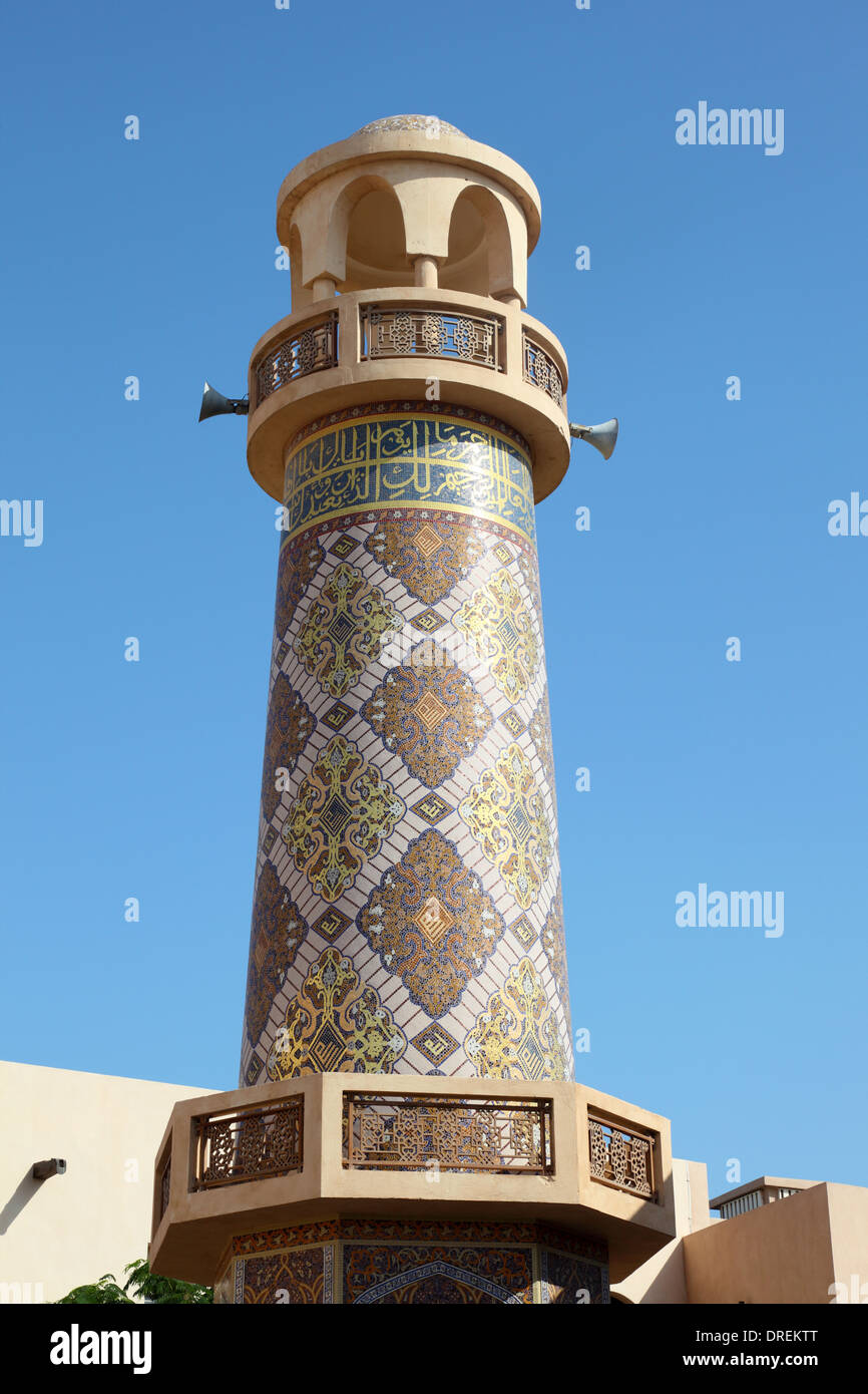 Minareto della moschea in Katara villaggio culturale a Doha, in Qatar, Medio Oriente Foto Stock