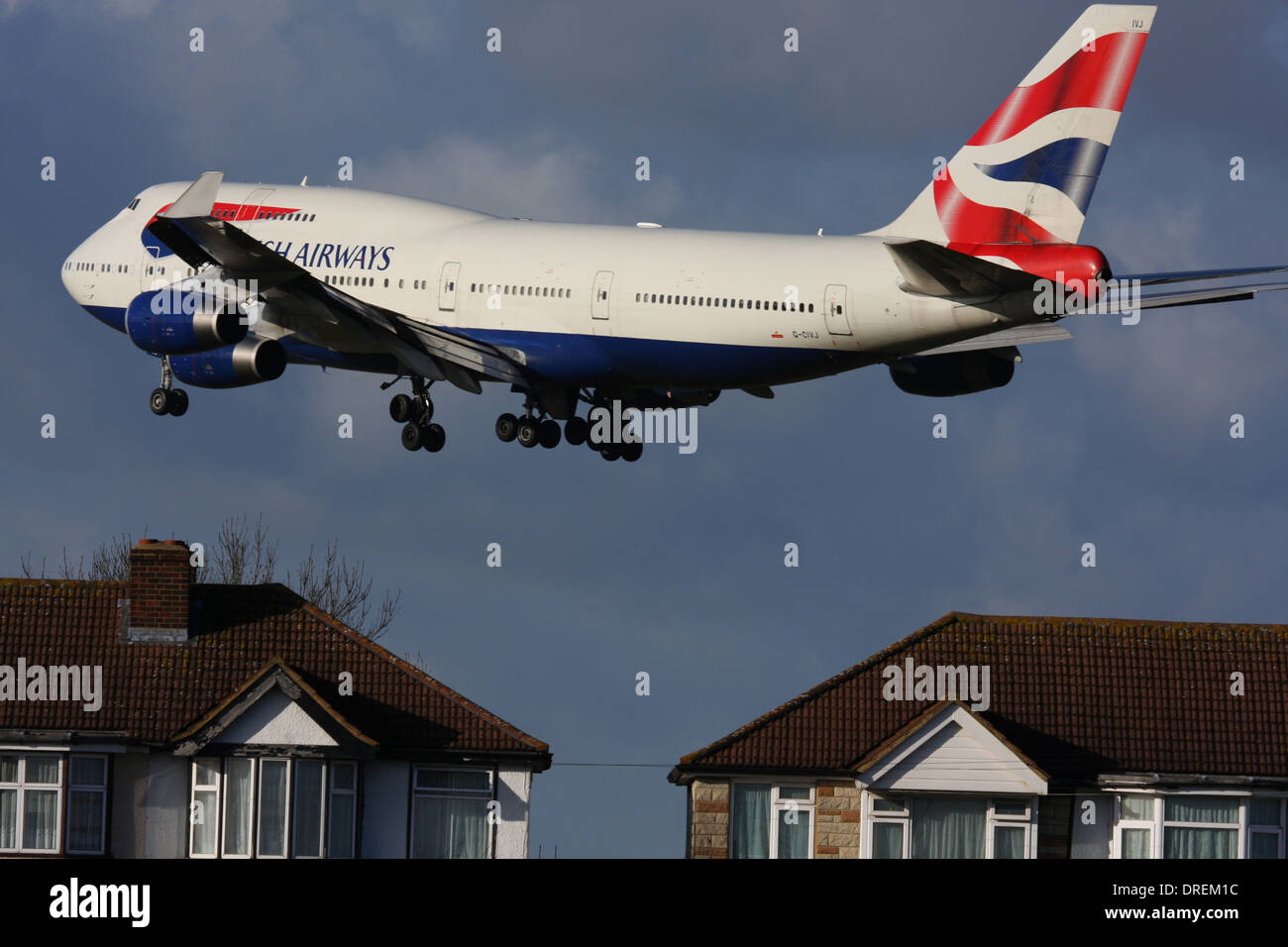 Il rumore degli aerei . BOEING 747 su HOUSE HEATHROW Foto Stock