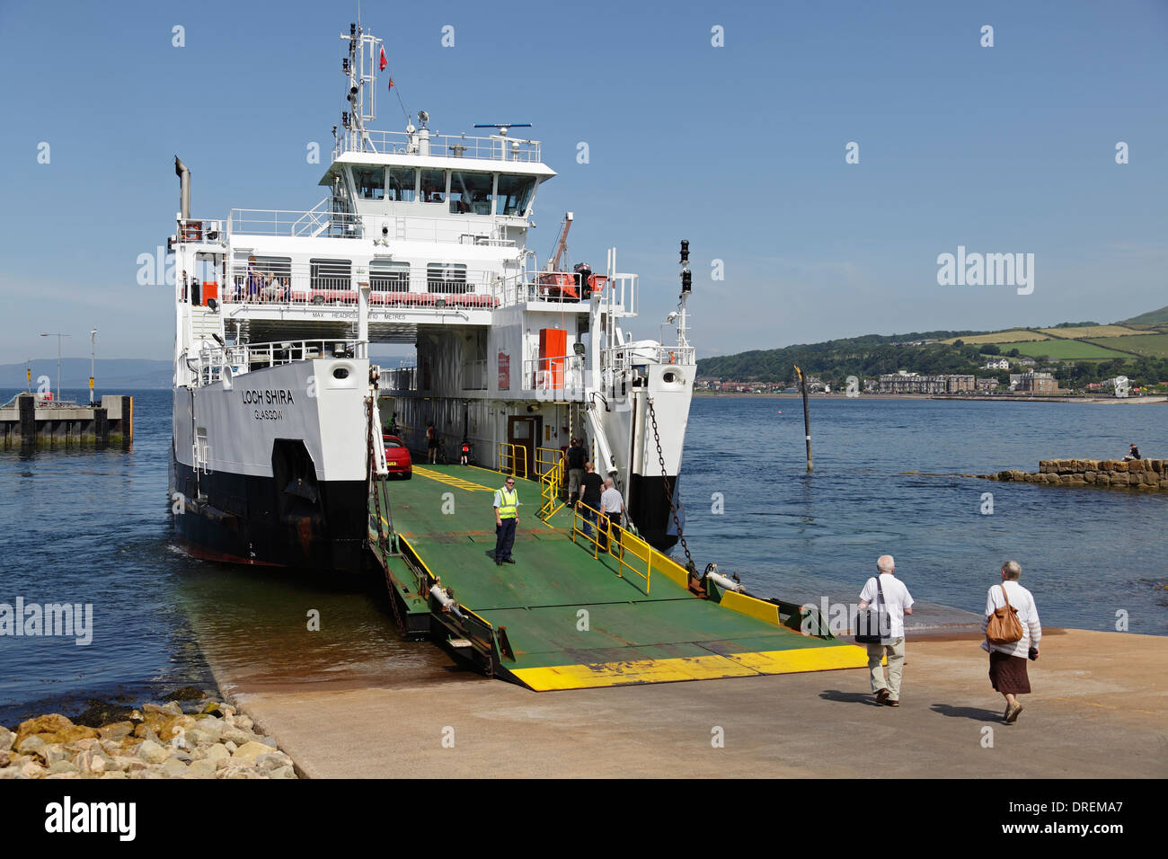 I passeggeri salpano a bordo di un traghetto Calmac sullo scivolo di Largs prima di raggiungere l'isola di Gran Cumbrae nel Firth di Clyde, Scozia, Regno Unito Foto Stock