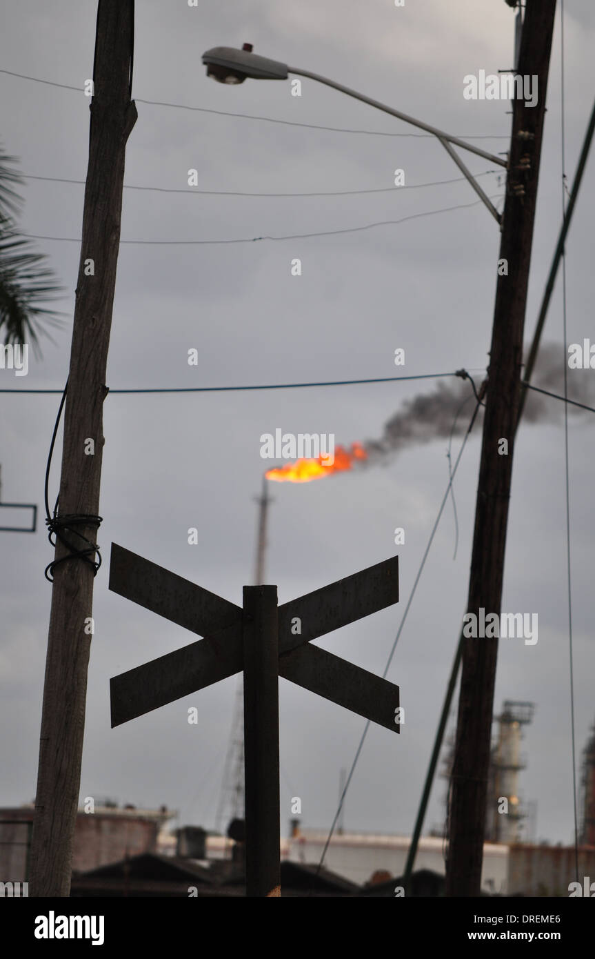 L'Avana, Cuba: paesaggio industriale nella Casa Blanca area della città. Foto Stock