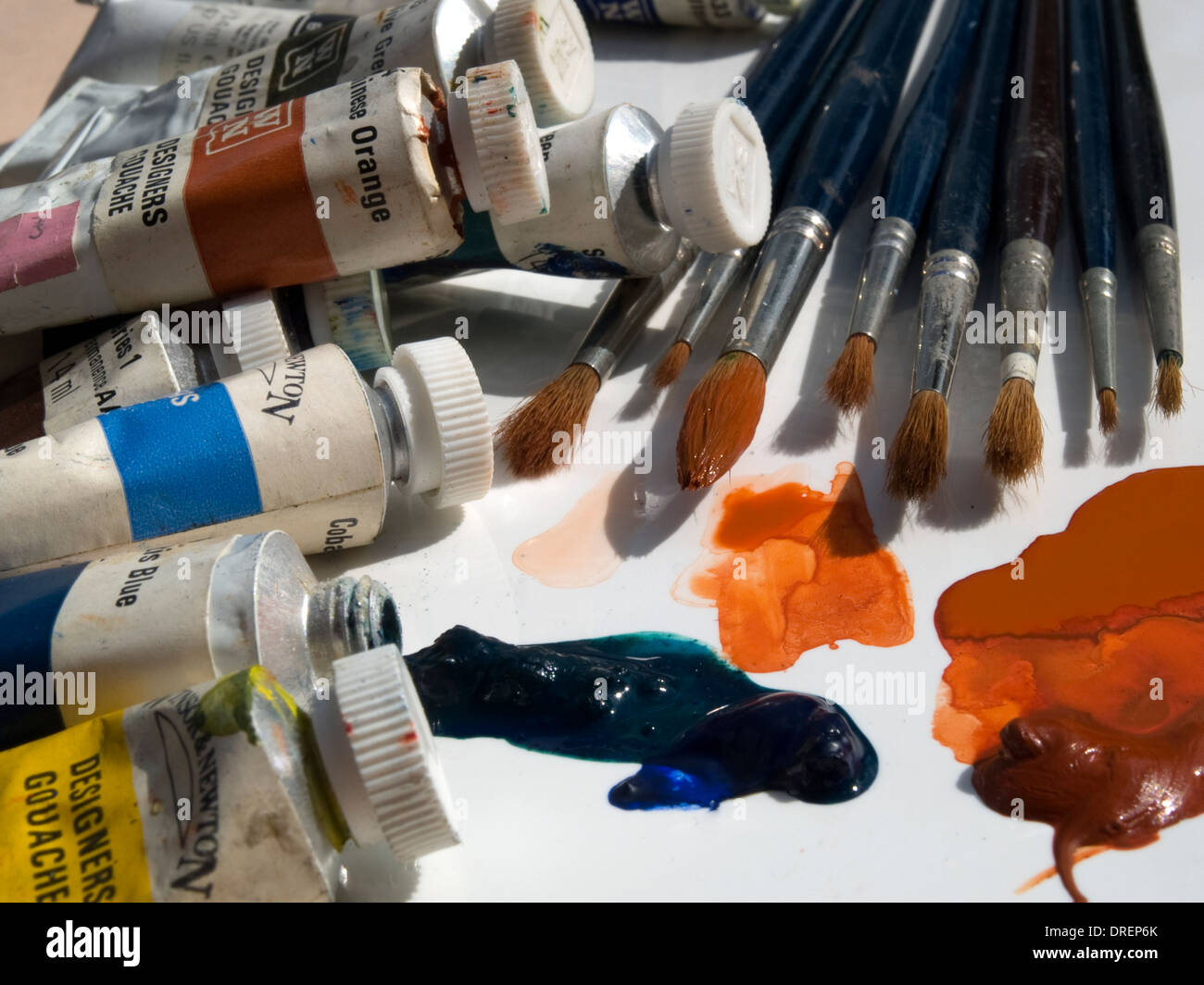 Tubi di vernice goauche e sable spazzole sono strumenti di un designer o un artista del commercio. Foto Stock