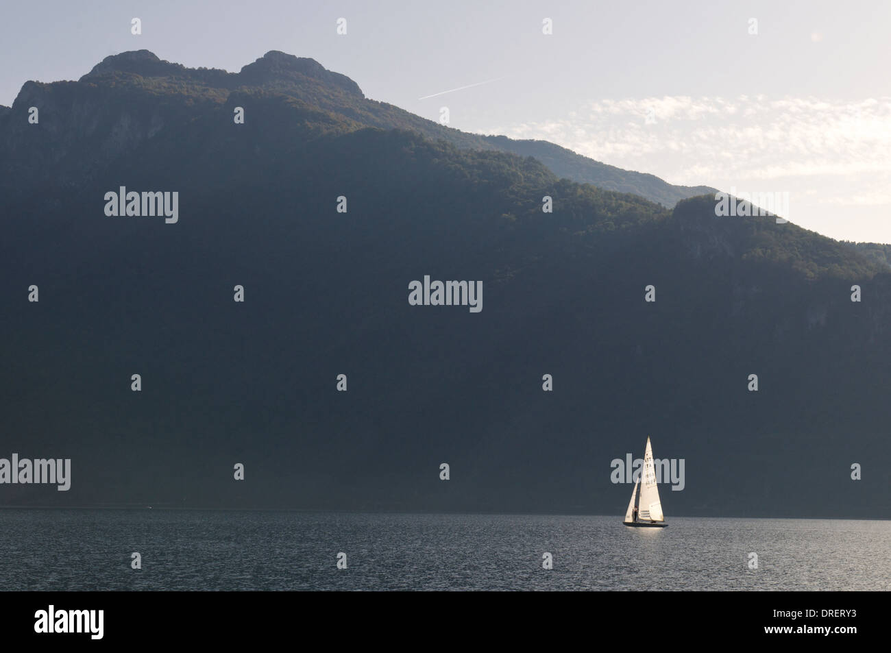 Barca a vela,Corni di Canzo montagne,Lago di Como,Mandello del Lario,Italia Foto Stock