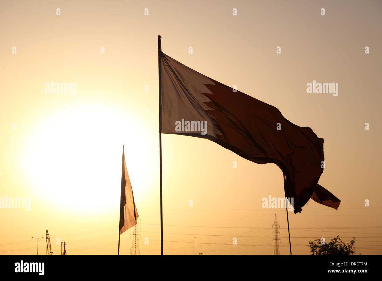 Bandiera del Qatar contro il tramonto. Medio Oriente Arabia Foto Stock
