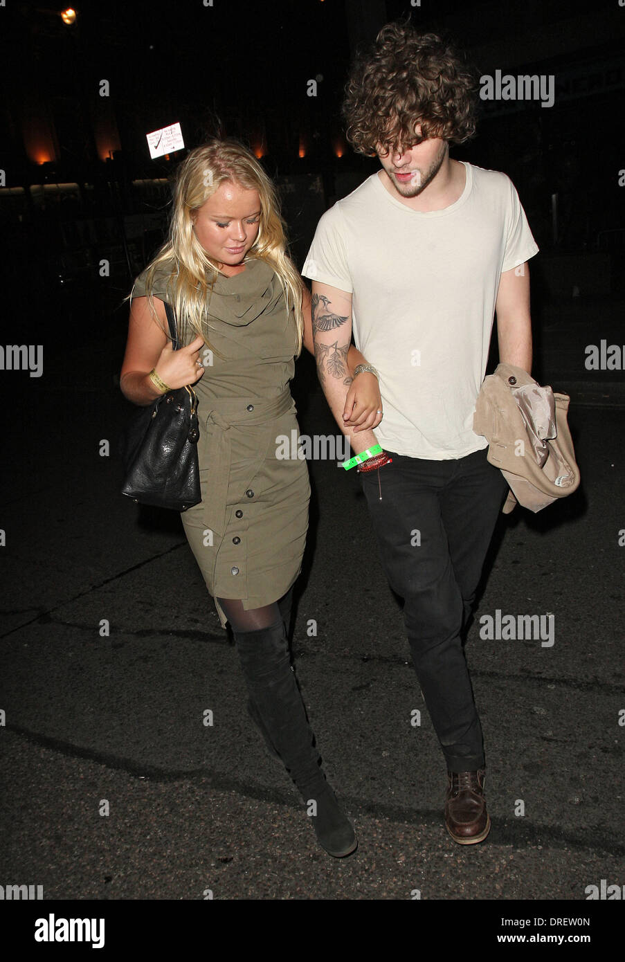 Jay McGuiness arrivando con un compagno di sesso femminile al Mahiki. Egli sembrava sconvolto quando lasciare il club aveva girato con il compagno biondo ma a sinistra sul suo proprio con Tom Parker e la sua fidanzata. Londra, Inghilterra - 03.08.12 Foto Stock