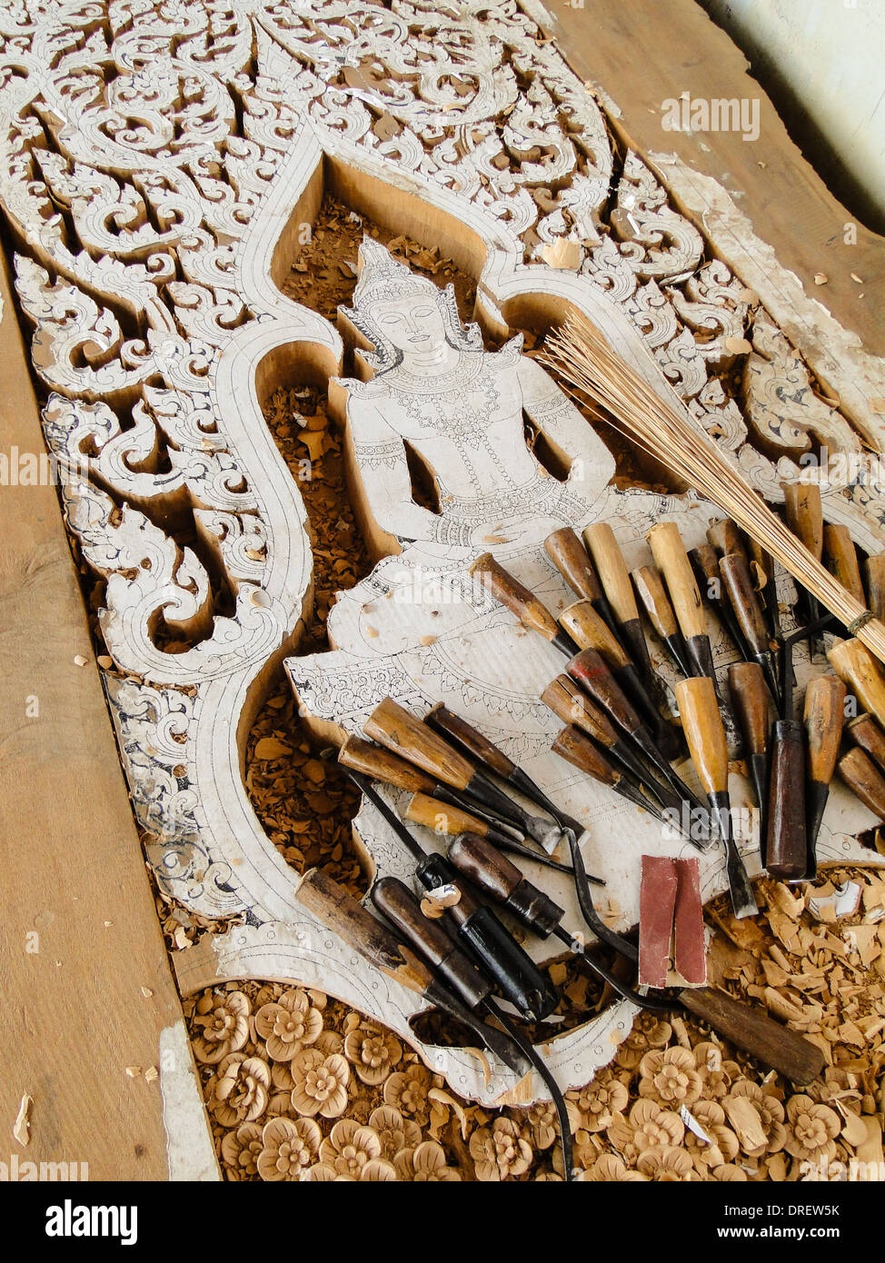 Abile engravements. carving tools sono giacenti sul pannello. fatto a mano per un tempio in Thailandia. Foto Stock