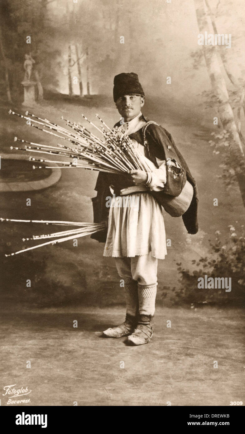 Il rumeno uomo con mazzetto di bastoncini sottili Foto Stock