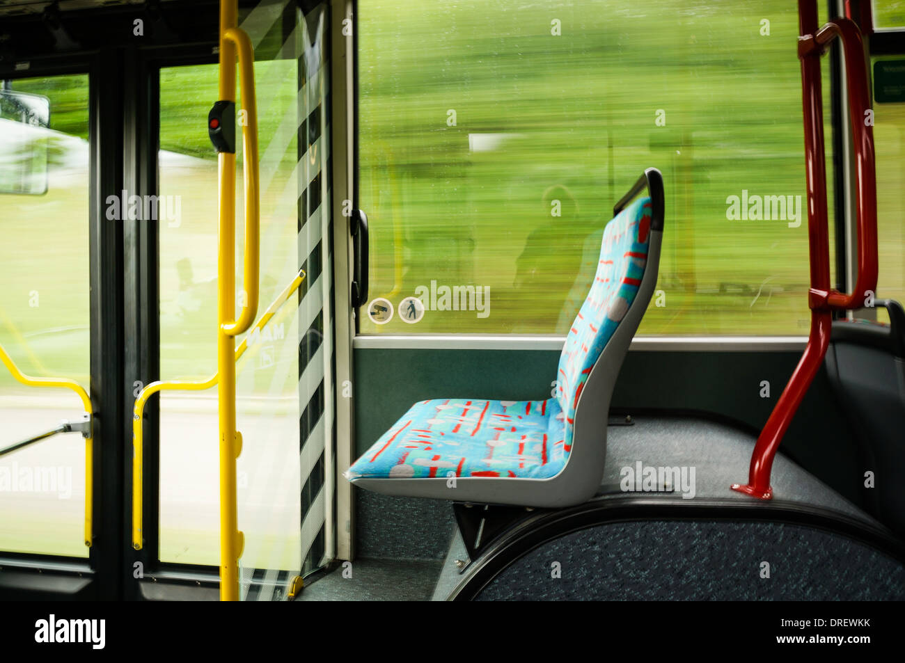 Sede vuota in un filobus. sfondo sfocato mostra dynamic Foto Stock