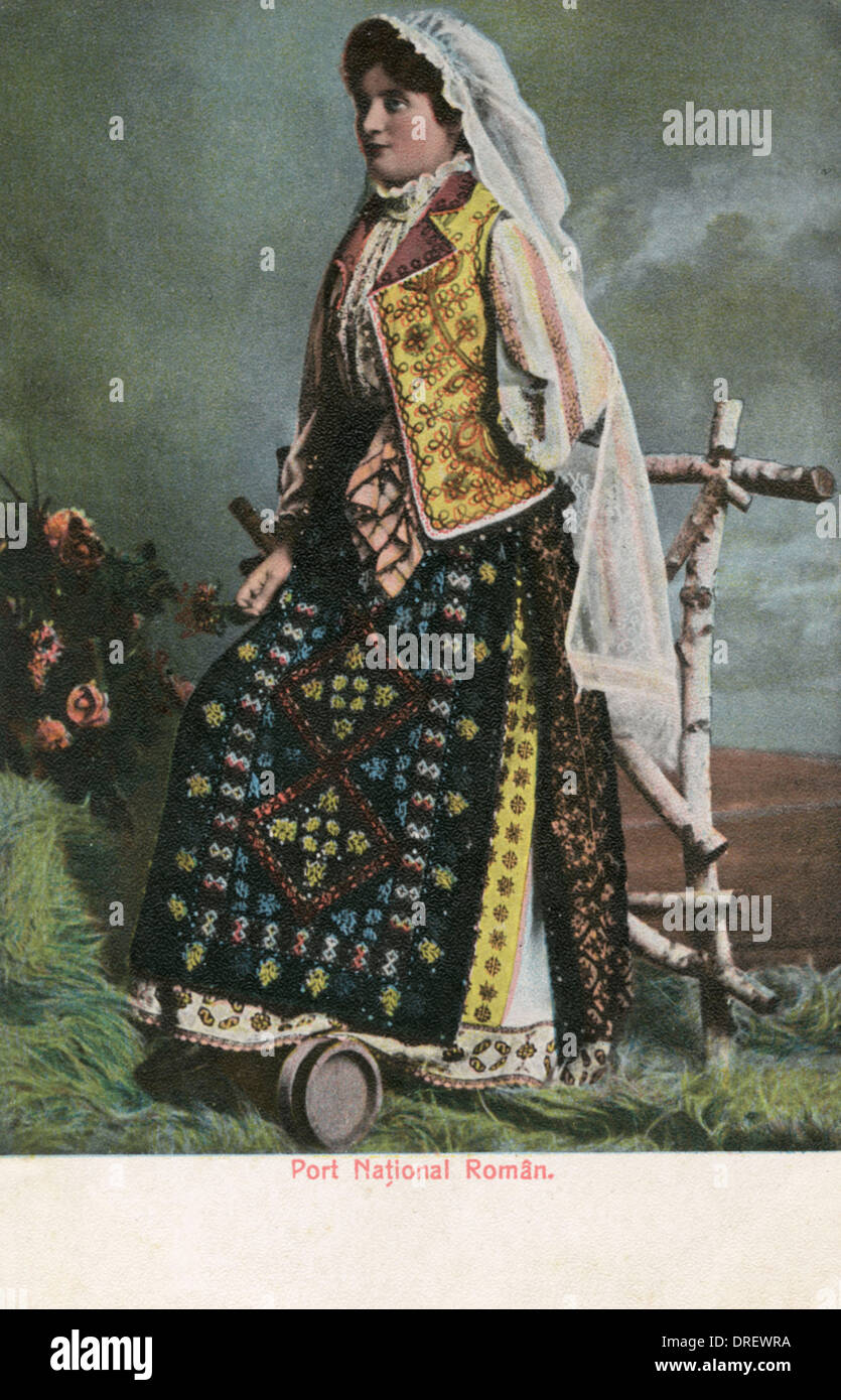 Signora in tradizionale costume rumeno Foto Stock