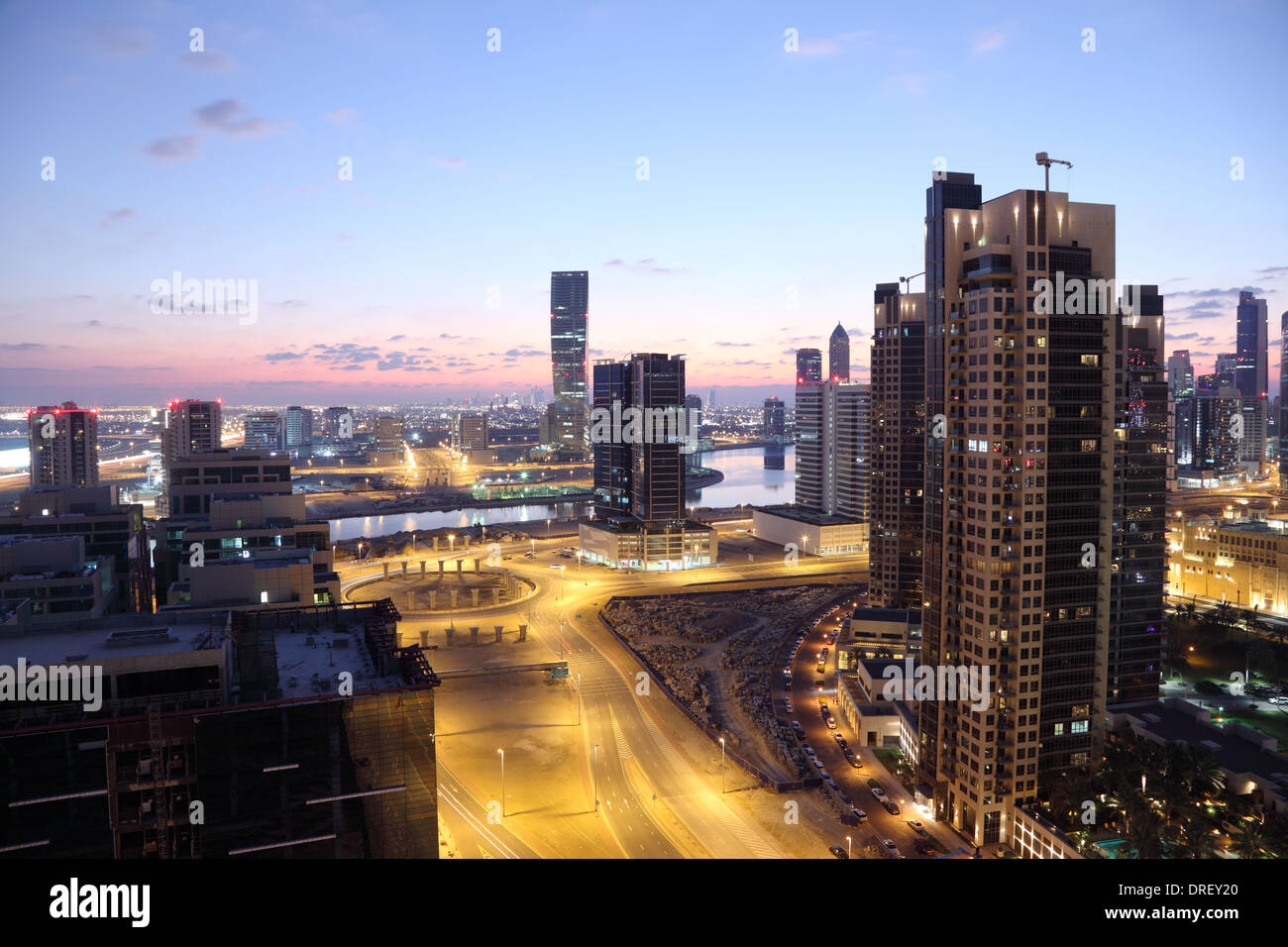 Nel centro cittadino di Dubai al crepuscolo. Emirati Arabi Uniti Foto Stock