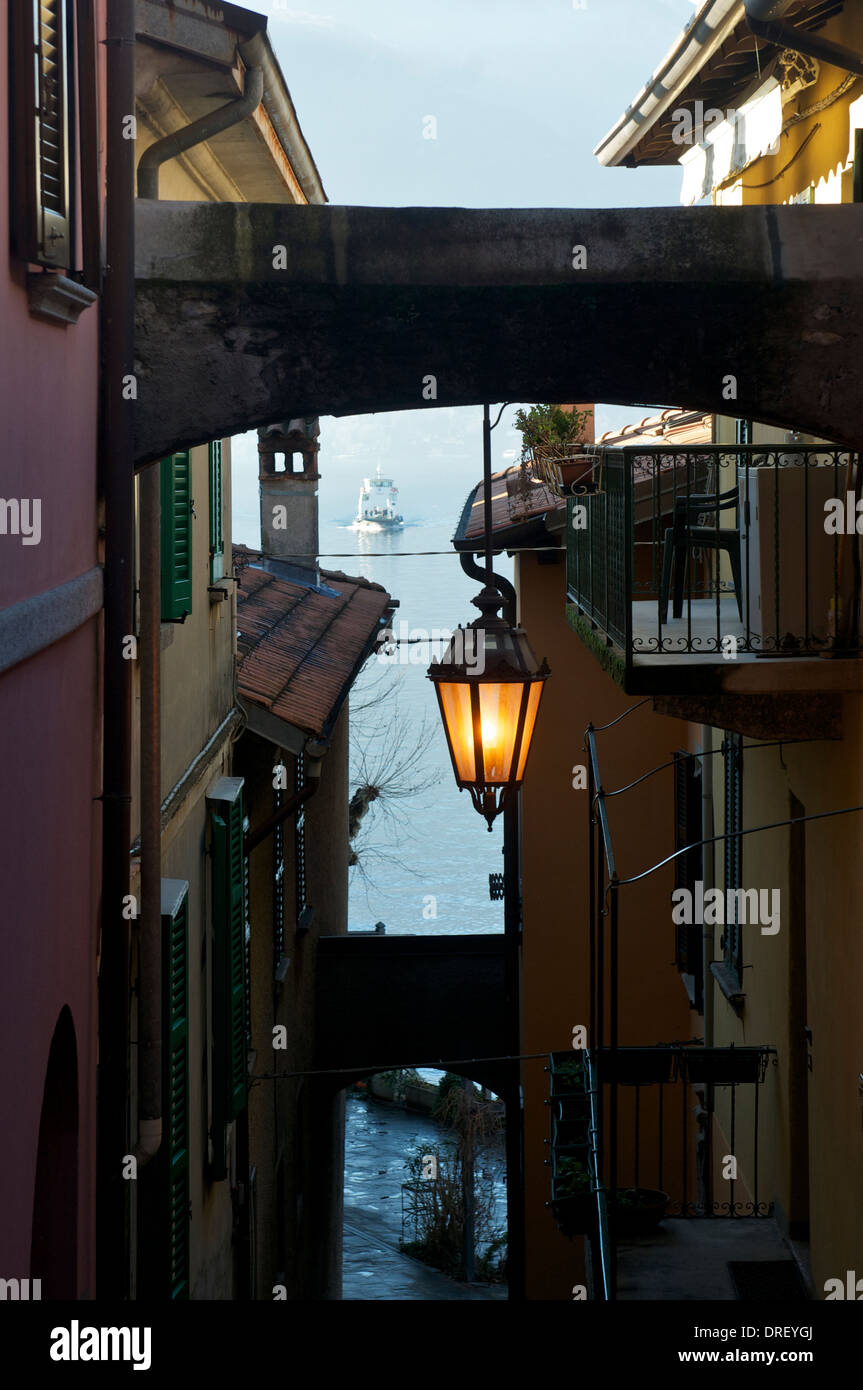 Tetti di case, Varenna,luce, lago di Como, Italia Foto Stock
