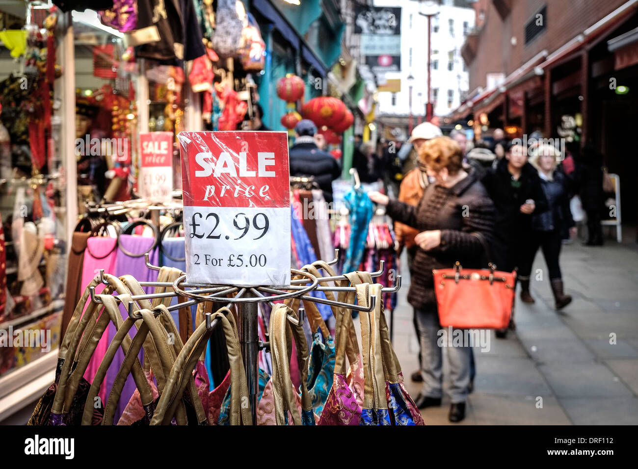 Un avviso di vendita al di fuori di un negozio. Foto Stock