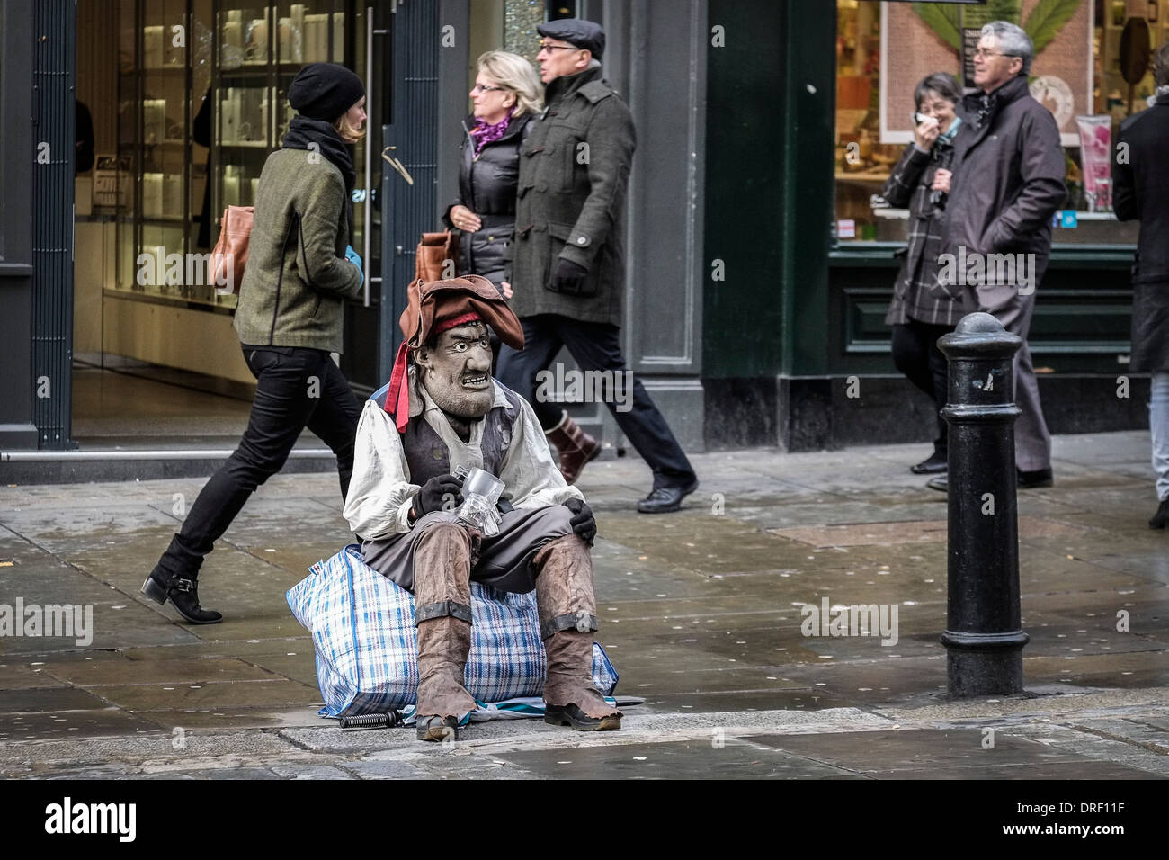 Un intrattenitore di strada con statue viventi al Covent Garden di Londra. Foto Stock