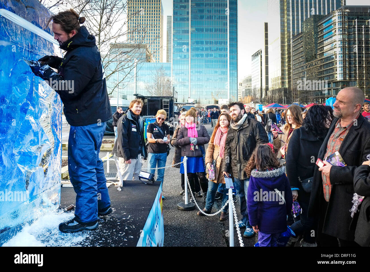 Bruno Fleurit del team spagnolo che lavora per creare la propria scultura di ghiaccio nell'ambito del London Ice Sculpting Festival 2014. Foto Stock