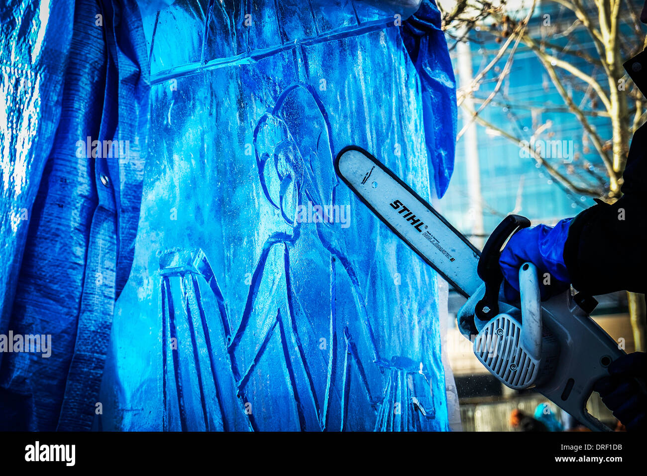 Gli artisti che lavorano per creare le loro sculture come parte del 2014 Londra Scultura su ghiaccio Festival. Foto Stock