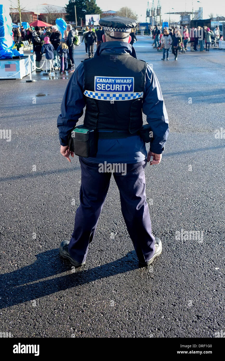 Una guardia di sicurezza sul dazio a Canary Wharf a Londra. Foto Stock