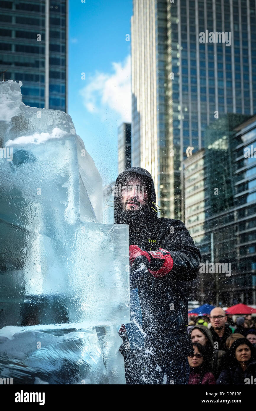 Bruno Fleurit dallo spagnolo del team lavorano per creare le loro sculture come parte del 2014 Londra Scultura su ghiaccio Festival. Foto Stock