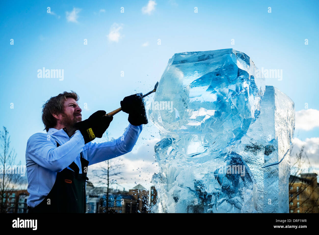 Un membro della squadra irlandese che ha creato una scultura di ghiaccio nell'ambito del London Ice Sculpture Festival 2014. Foto Stock