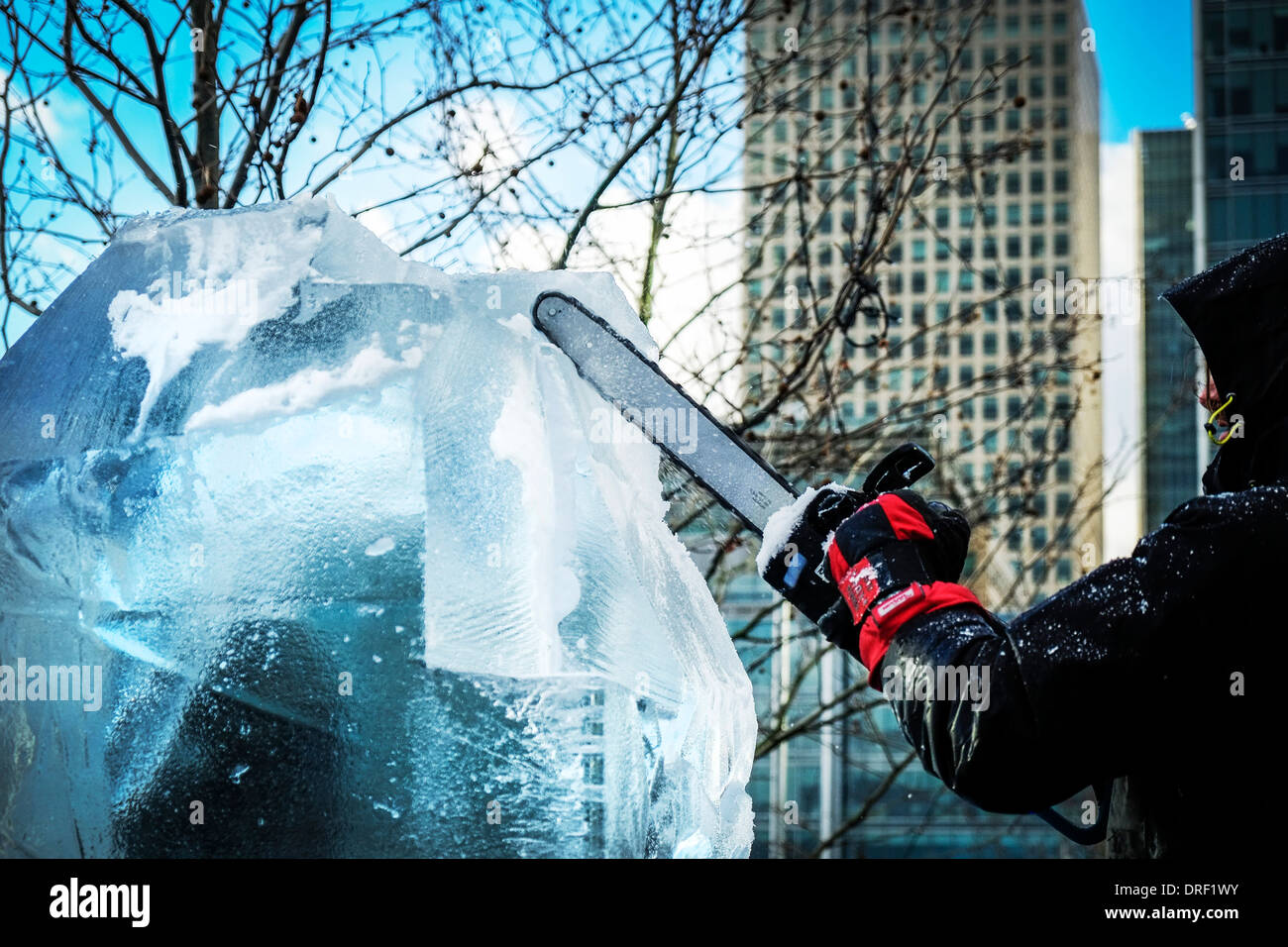 Un artista che lavora per creare una scultura come parte del 2014 Londra Scultura su ghiaccio Festival. Foto Stock