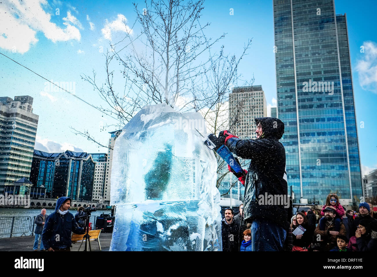 Bruno Fleurit dallo spagnolo del team lavorano per creare le loro sculture di ghiaccio come parte della Londra Scultura su ghiaccio Festival. Foto Stock