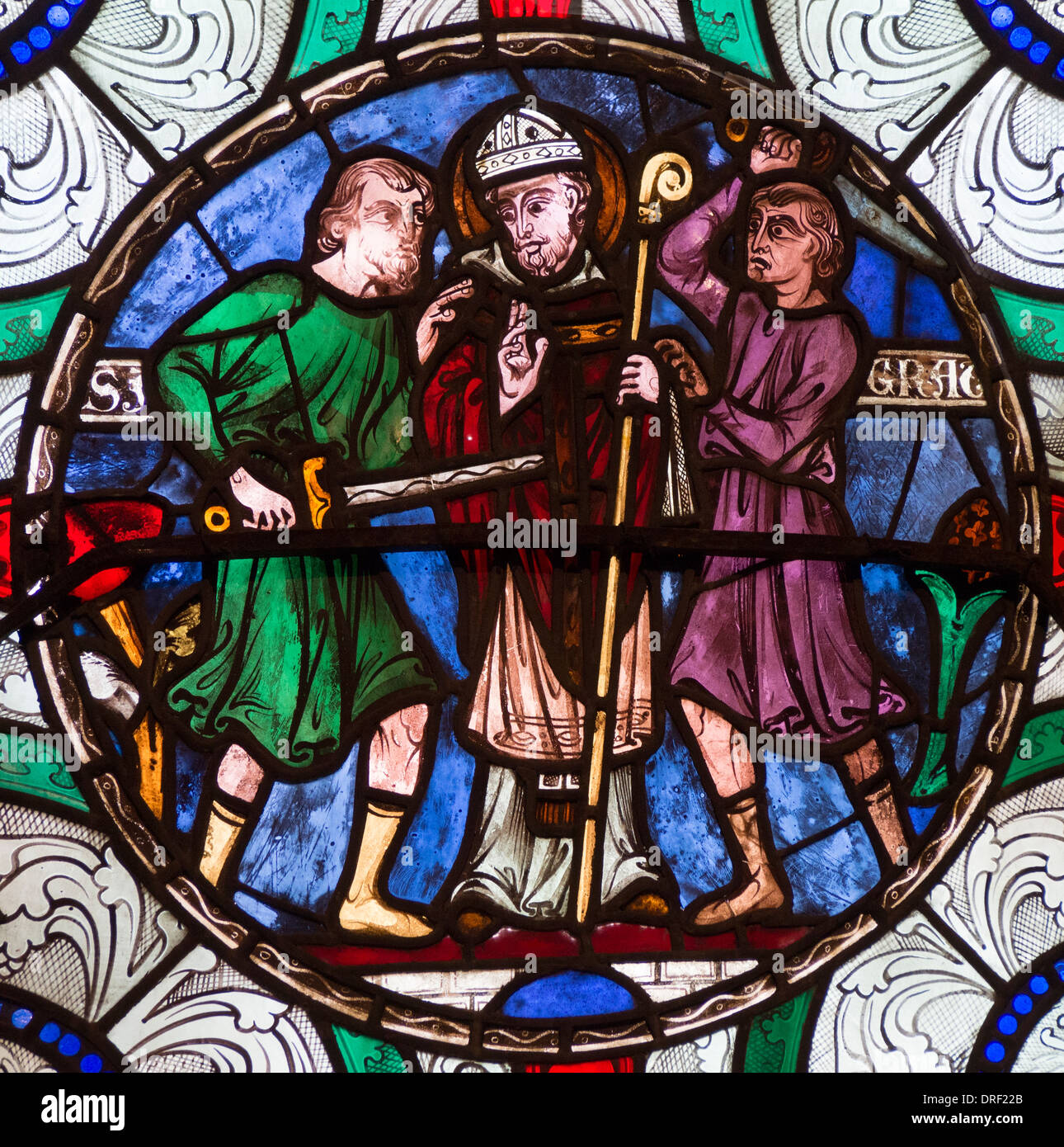 Un roundel nella cattedrale medievale della vetrata raffigurante il martirio di san Tommaso un'Beckett. Foto Stock