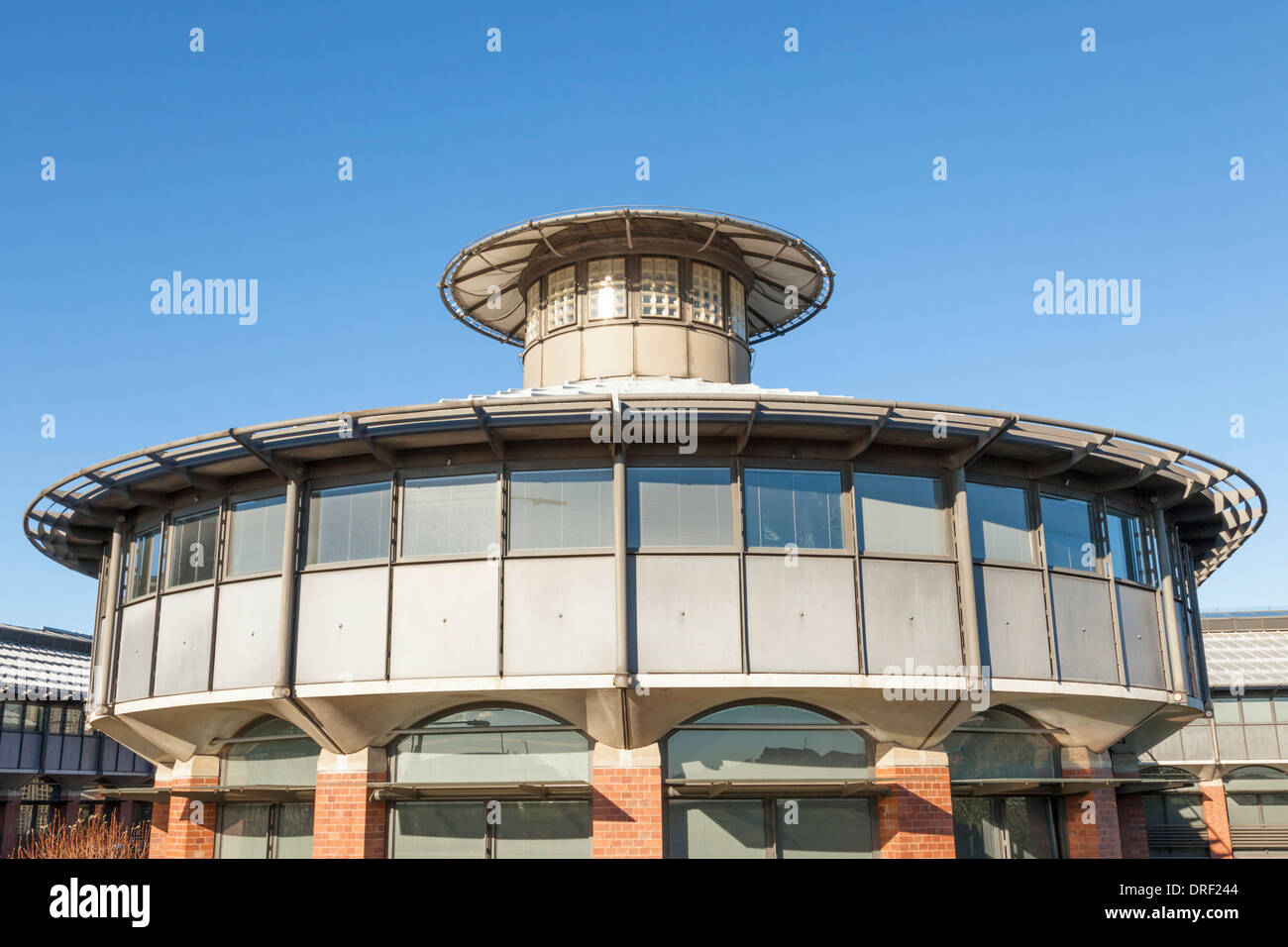 Moderno degli anni novanta architettura. Dettaglio di uno dei sporgente tetti attico su HMRC edificio uffici in Nottingham, Inghilterra, Regno Unito Foto Stock