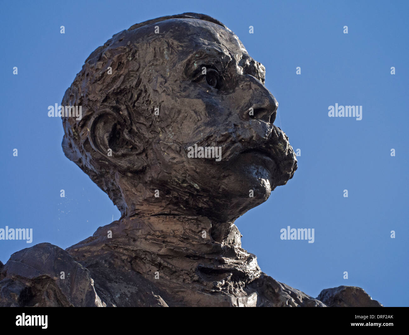 Una statua di bronzo di Sir Edward Elgar da Kenneth Potts, scultore, sorge alla fine di Worcester High Street Foto Stock