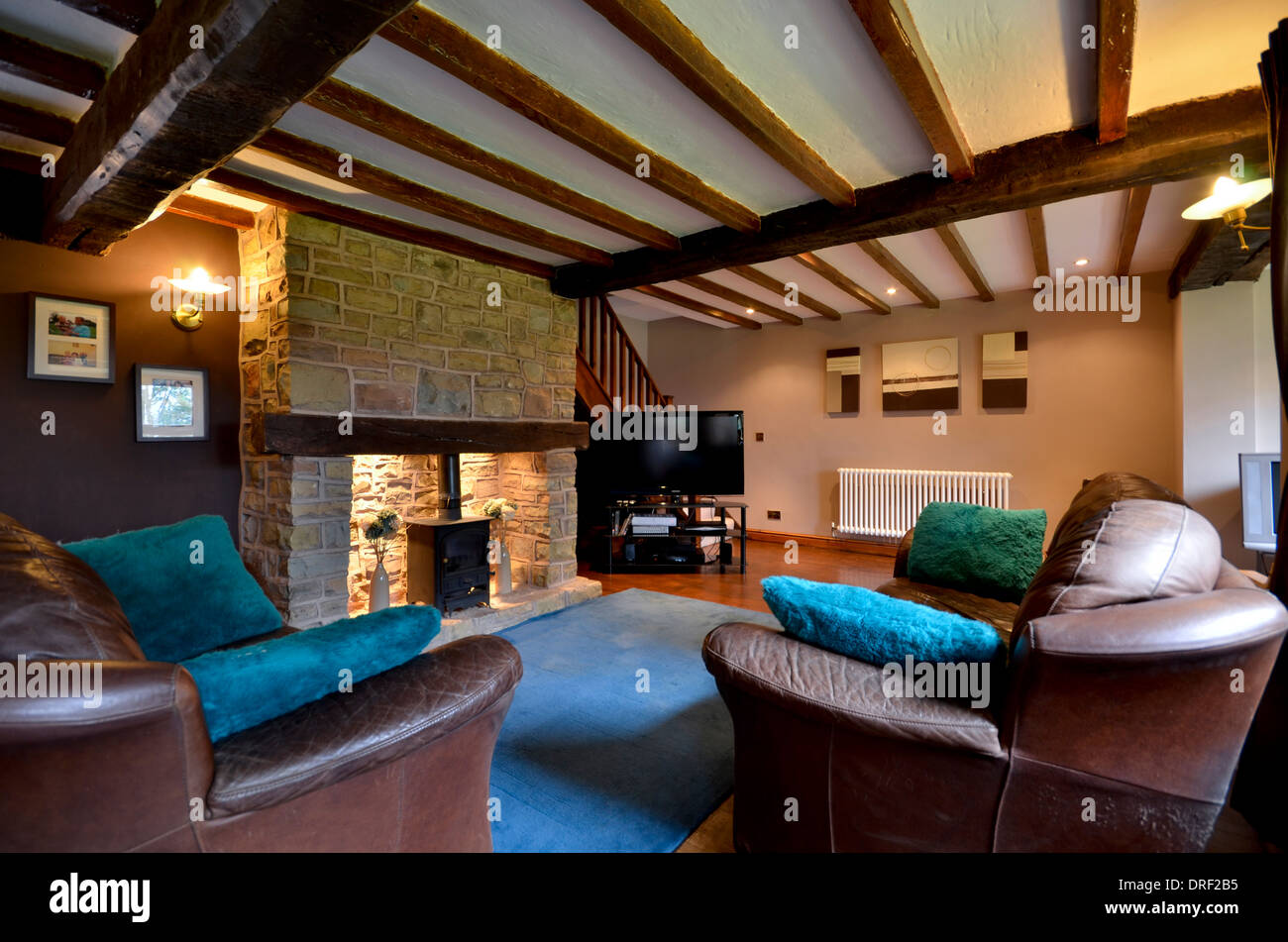 Paese tradizionale cottage spazio soggiorno con stufa Foto Stock