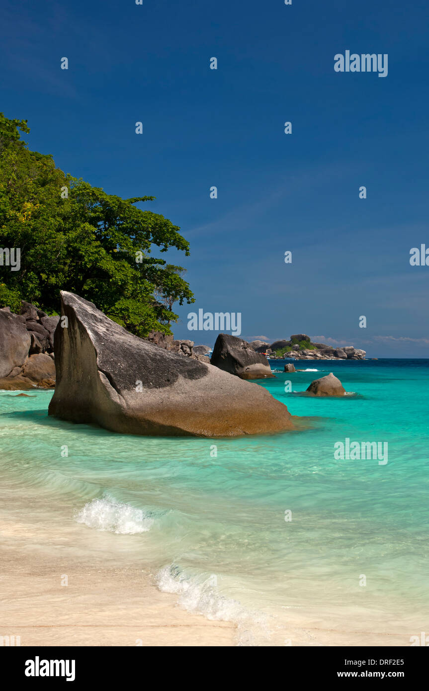Massi di granito sulla costa del Koh Miang isola, isole Similan, Mu Ko Similan Parco Nazionale, Thailandia Foto Stock