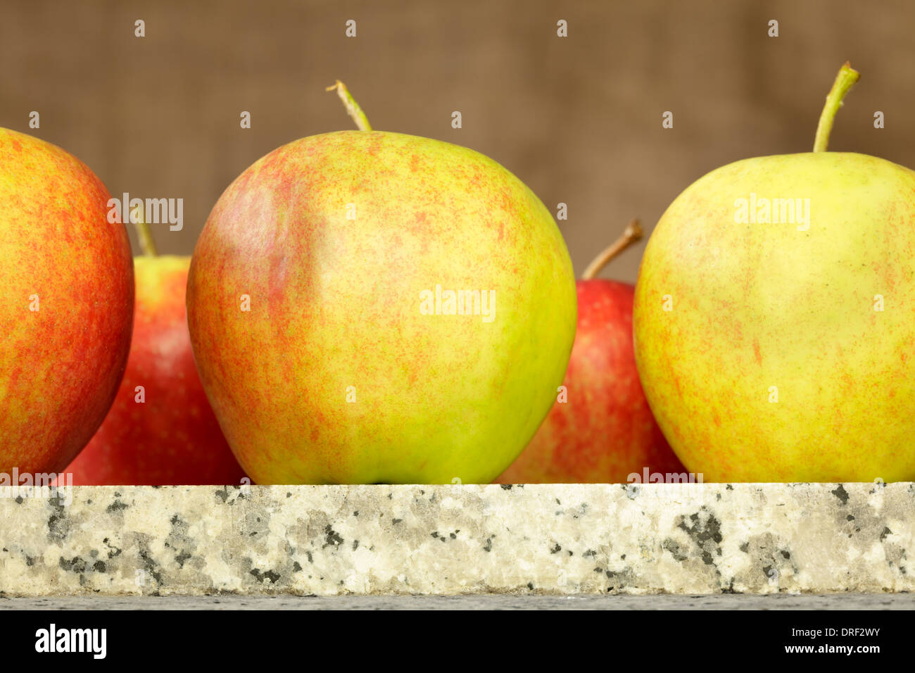 Le mele su worksurface Foto Stock