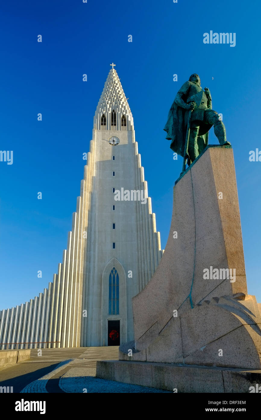 Islanda Reykjavik statua di Leifur Eriksson e Chiesa Hallgrimskirkja Foto Stock