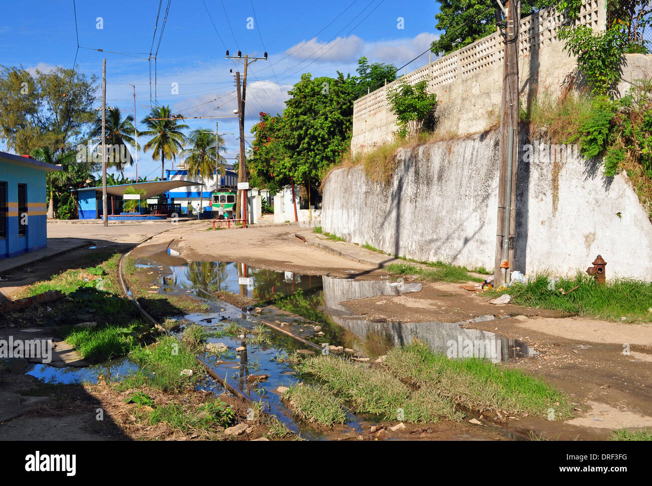 Cuba: la pista vicino alla Casa Blanca stazione della Hershey elettrica ferroviaria con il treno in attesa nella stazione. Foto Stock