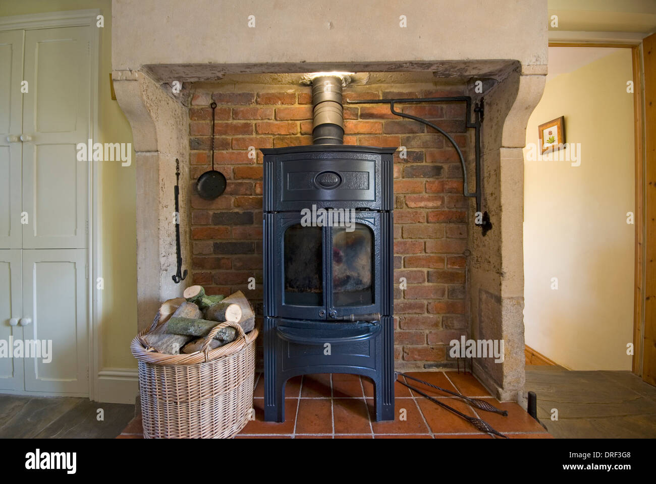 Vintage stufa a legna in cottage di campagna Foto Stock