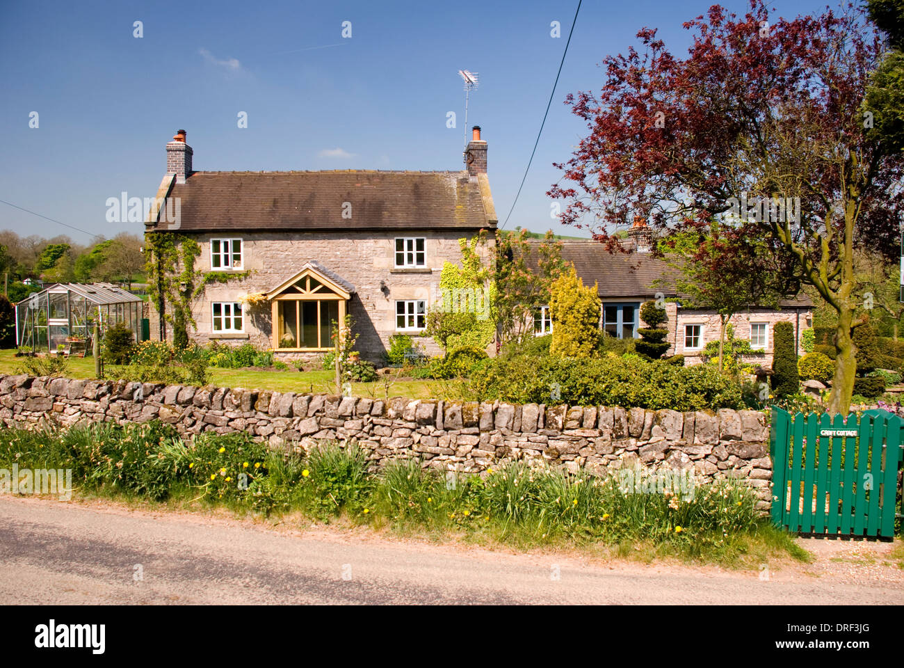 Derbyshire cottage di campagna a secco con muro di pietra Foto Stock