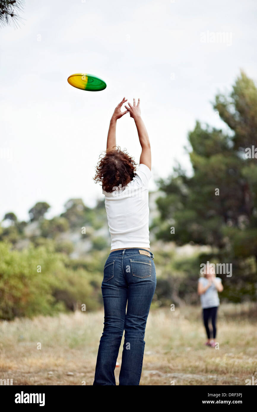 Donna recuperando un Flying Disc, Croazia, Dalmazia, Europa Foto Stock