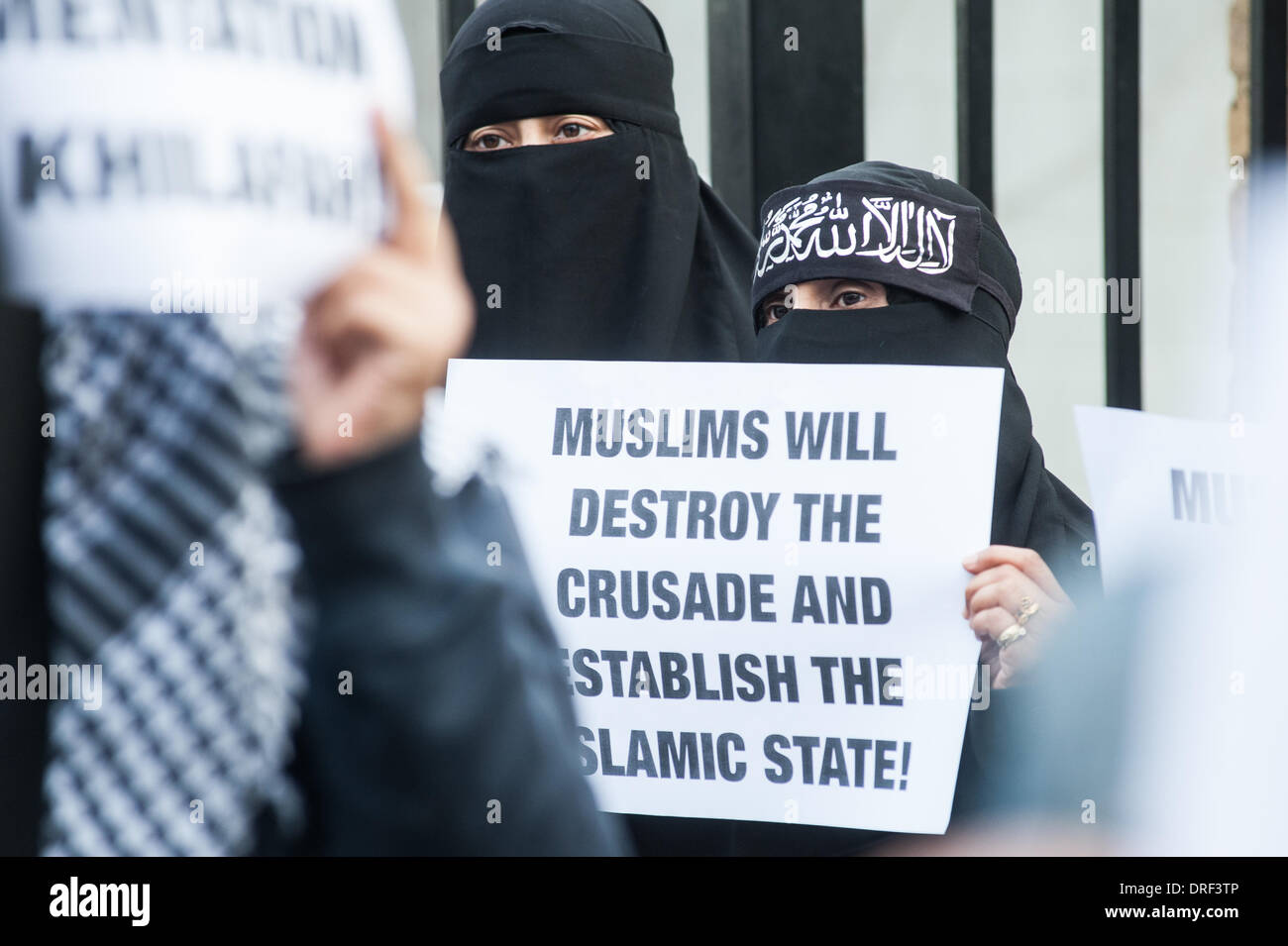 Londra, Regno Unito. Il 24 gennaio 2014. un manifestante detiene una lettura della targhetta 'Muslims distruggerà la crociata e estabilish lo stato islamico!" al di fuori del parco di Regents moschea. Credito: Piero Cruciatti/Alamy Live News Foto Stock