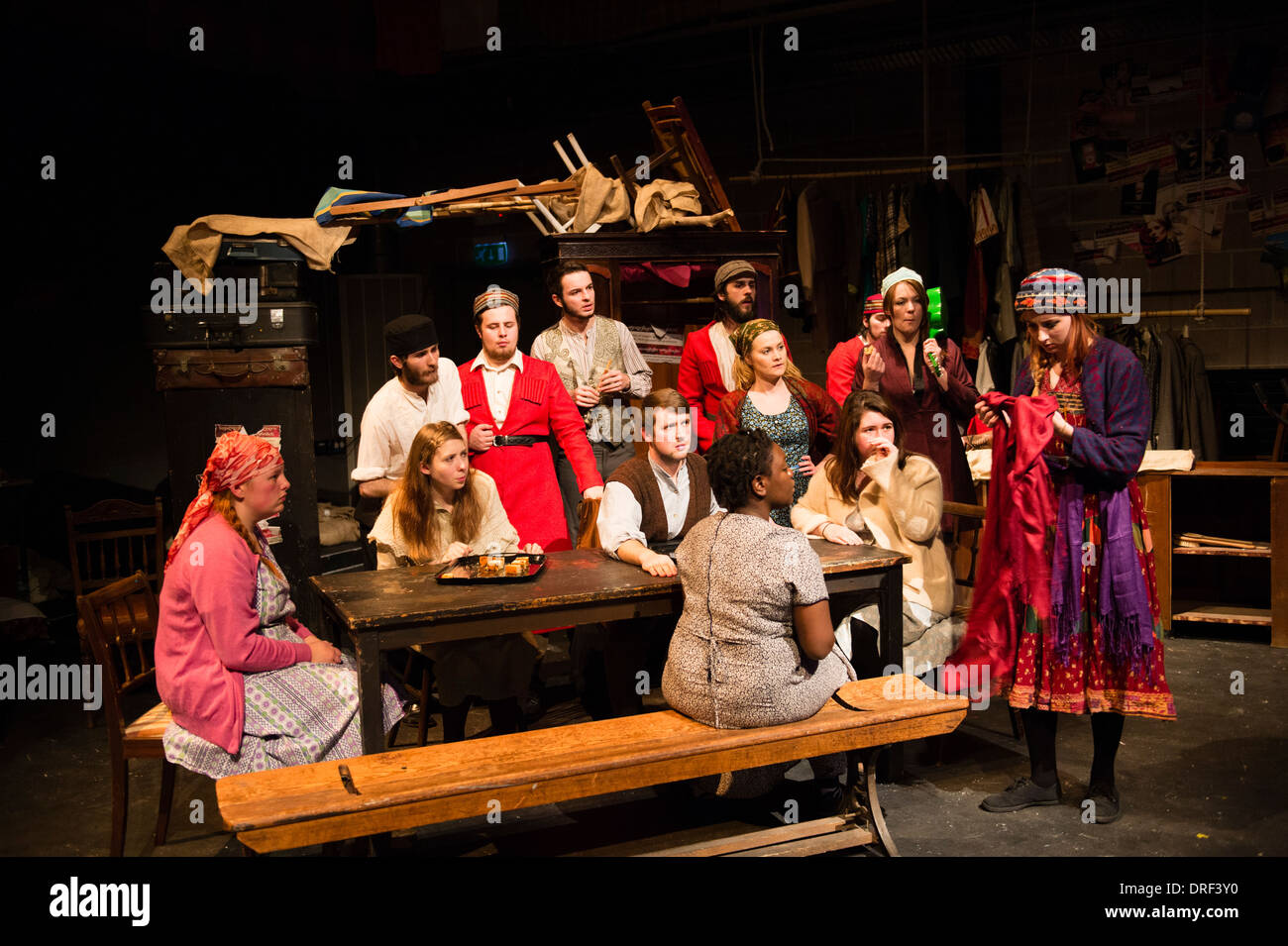 Teatro studi gli studenti a Aberystwyth University di eseguire una scena di Bertold Brecht 'La Caucasian Chalk Circle", Regno Unito Foto Stock