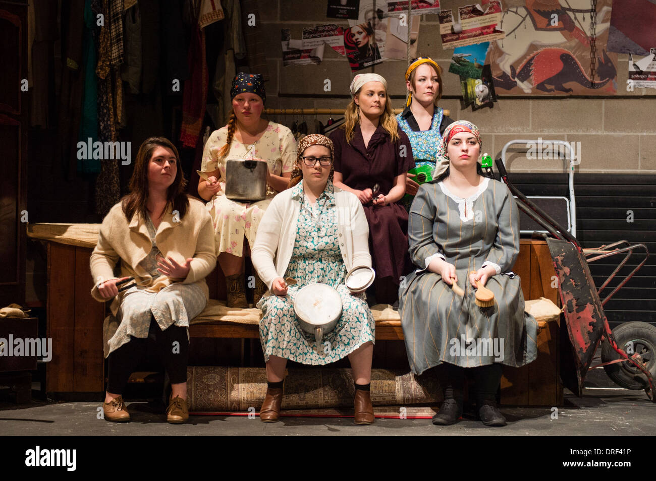 Teatro studi gli studenti a Aberystwyth University esecuzione di Bertold Brecht 'La Caucasian Chalk Circle", Regno Unito Foto Stock