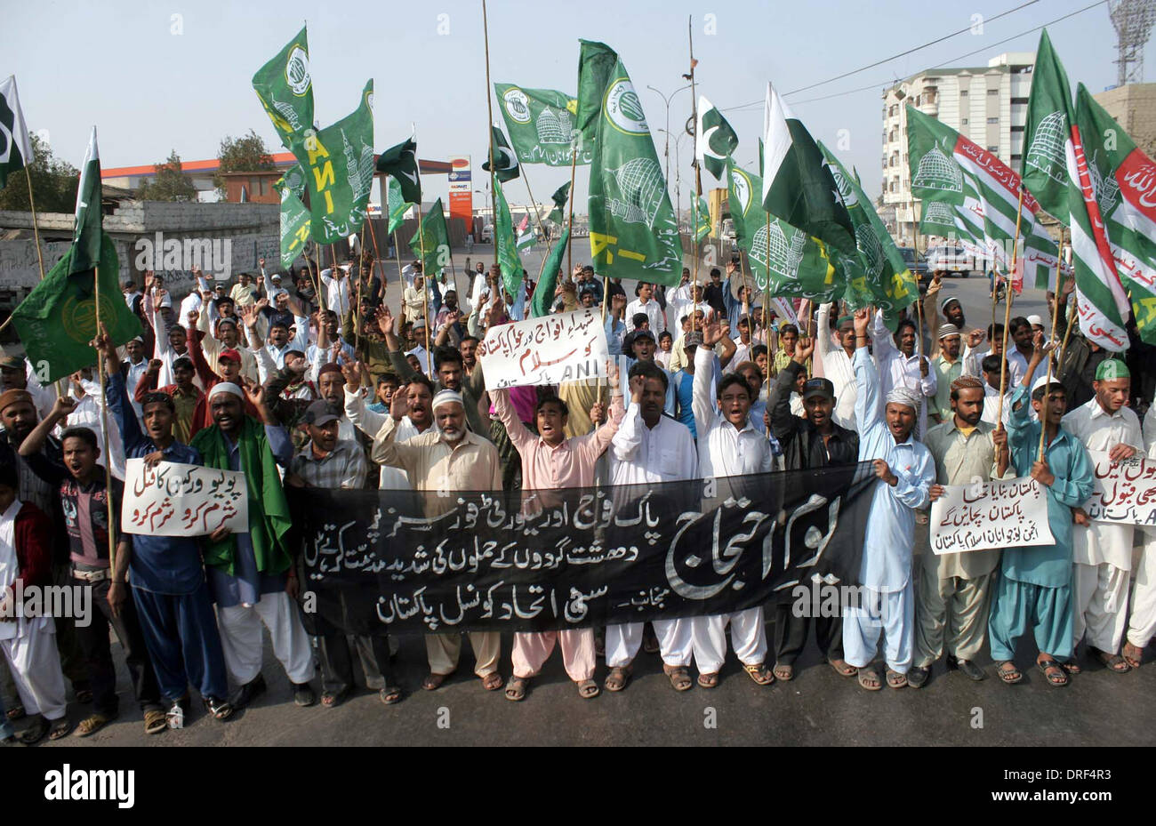 Gli attivisti e i sostenitori di Sunni Ittehad Consiglio stanno protestando contro gli attacchi dei talebani al momento delle forze armate e di innocenti, durante una dimostrazione a Maripur Road a Karachi il Venerdì, 24 gennaio 2014. Foto Stock