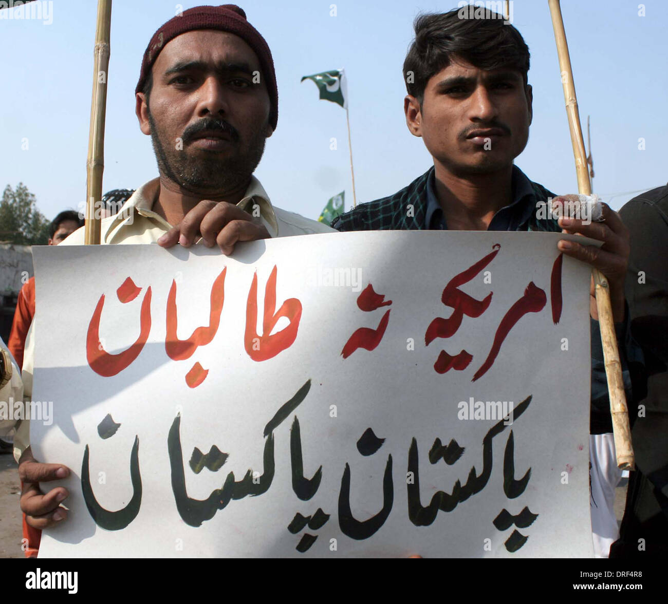 Gli attivisti e i sostenitori di Sunni Ittehad Consiglio stanno protestando contro gli attacchi dei talebani al momento delle forze armate e di innocenti, durante una dimostrazione a Maripur Road a Karachi il Venerdì, 24 gennaio 2014. Foto Stock