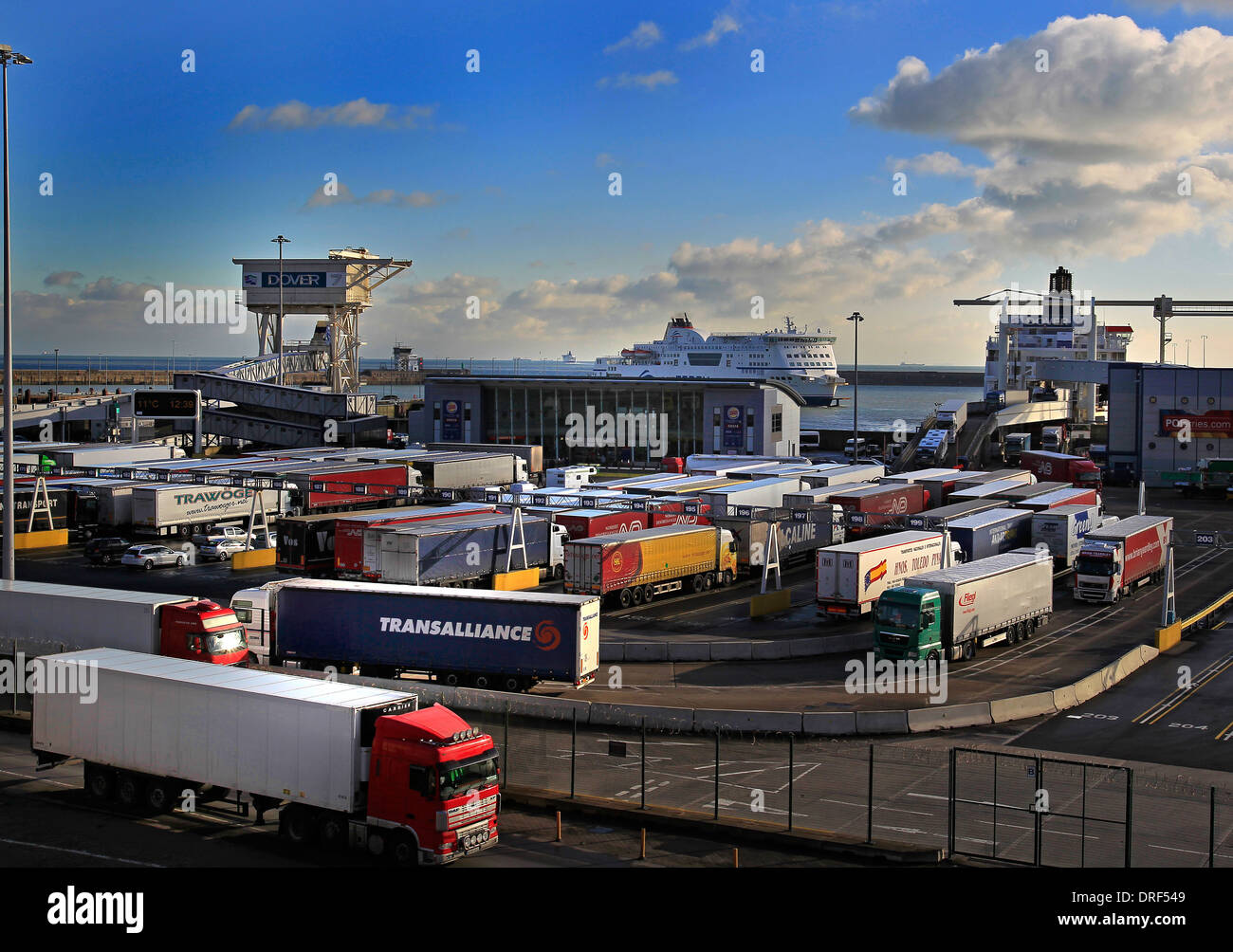 Una vista generale dei camion in coda e lo sbarco in Eastern Docks, Porto di Dover Ferry Terminal con un traghetto nel porto Foto Stock