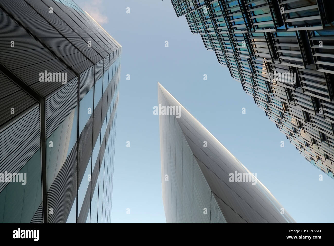 Moderno edificio contro il cielo blu, il quartiere finanziario di Londra Foto Stock