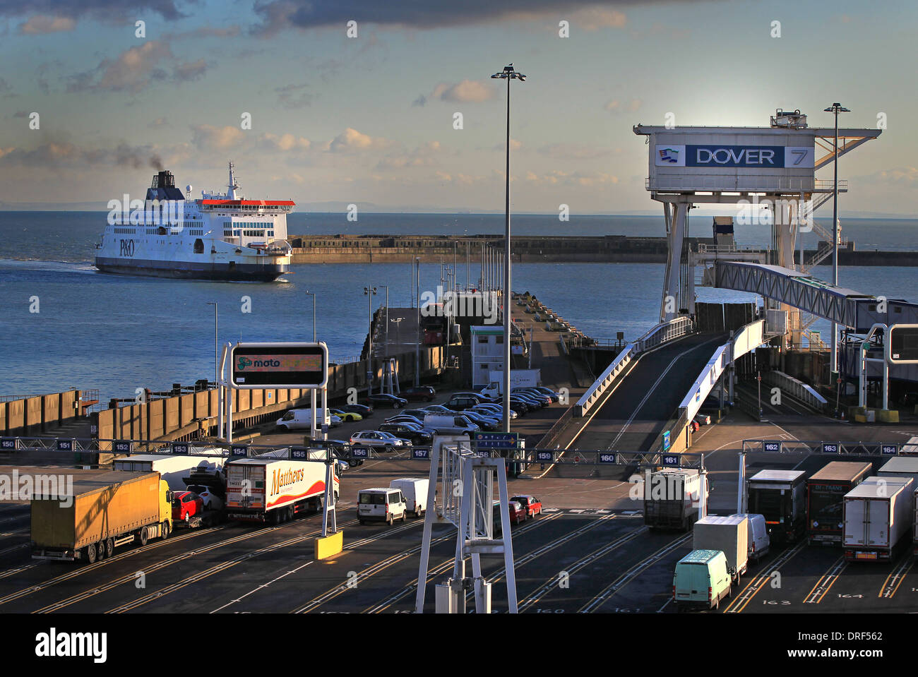 Un traghetto entra in porto in una giornata di sole come coda di camion per imbarcarsi in Eastern Docks Foto Stock